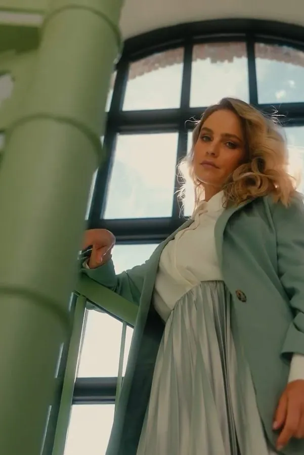 Ivana Gáboríková on a spiral staircase in the ecco x iversanns commercial